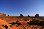 Moonshine Valley - Monument Valley bei Mondlicht