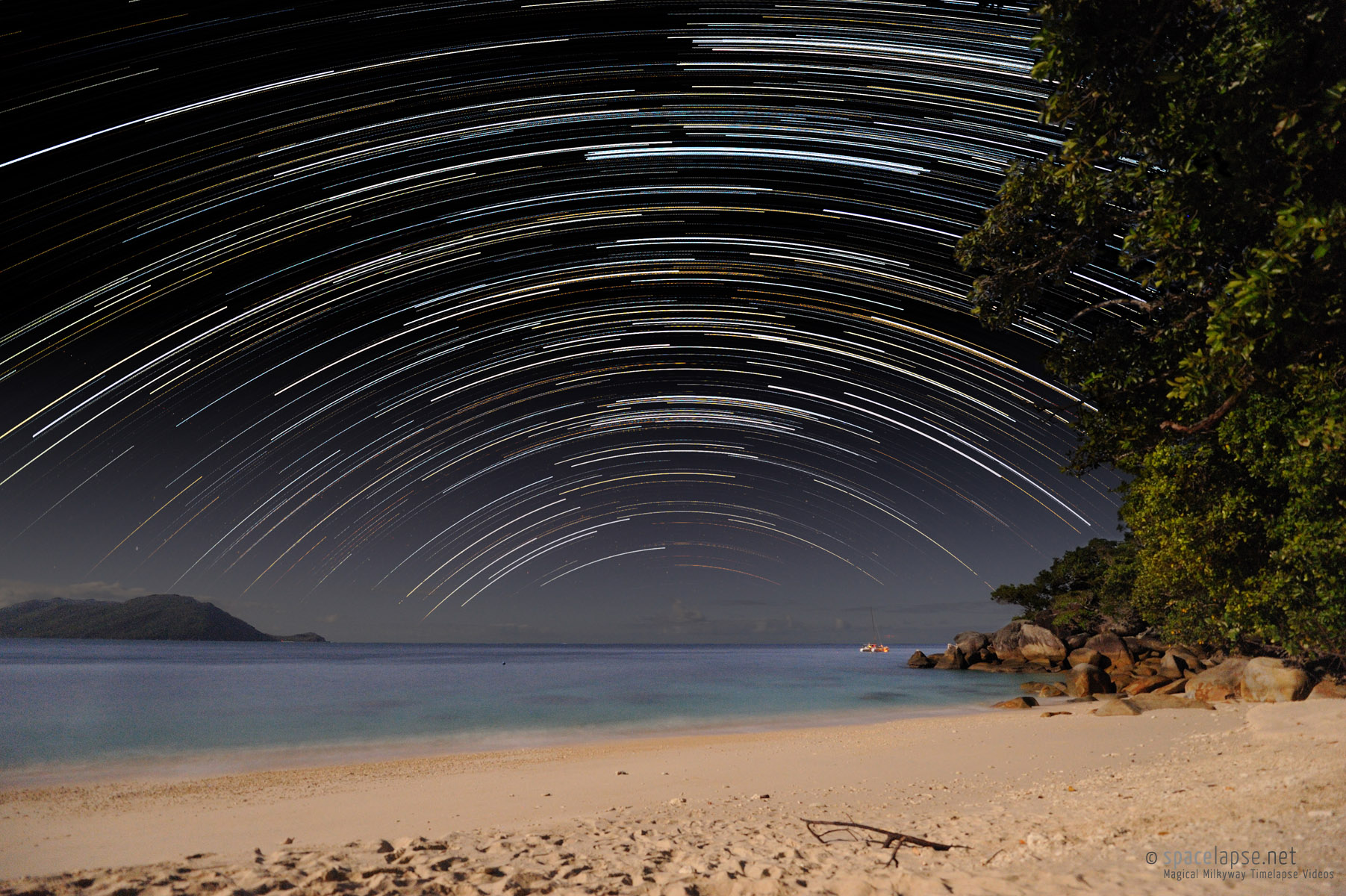 Startrails on Fitzroy Island - Starry sky at the sea